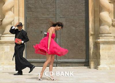 La mujer de rojo y el cura