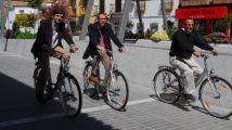 Concejales de Armilla en bicicleta.